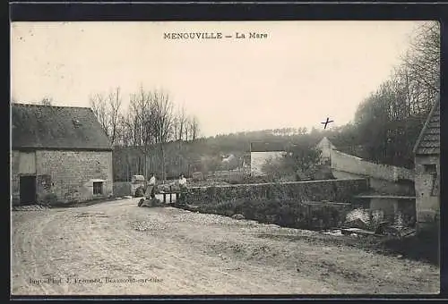 AK Menouville, La Mare avec vue sur la campagne et bâtiments en pierre