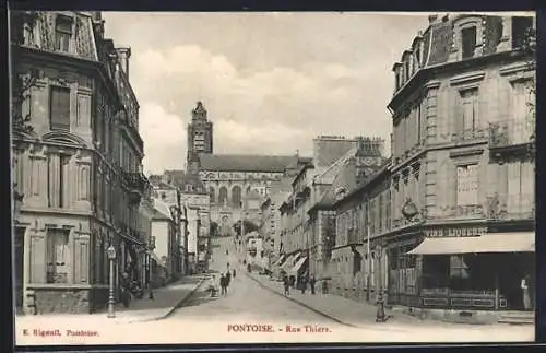 AK Pontoise, Rue Thiers et vue sur l`église en arrière-plan