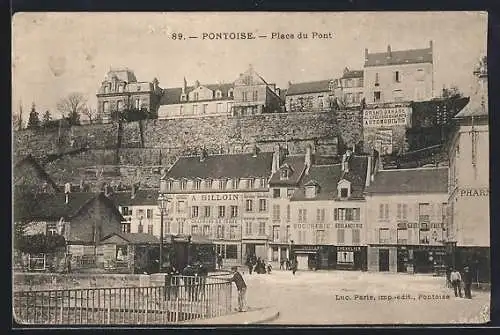 AK Pontoise, Place du Pont mit Geschäften und Gebäuden auf einer erhöhten Steinmauer