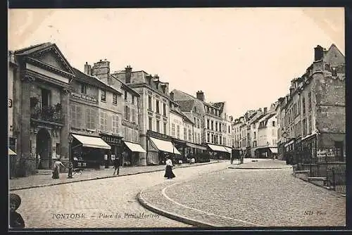 AK Pontoise, Place du Petit Martroy animée avec passants et commerces