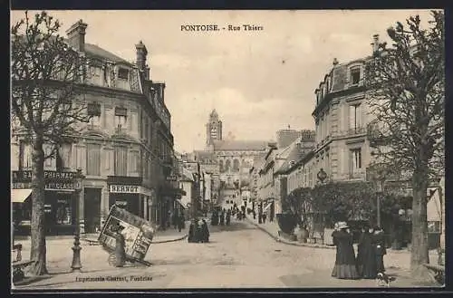 AK Pontoise, Rue Thiers avec vue sur la cathédrale et passants élégants