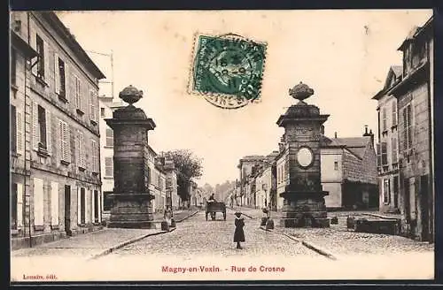 AK Magny-en-Vexin, Rue de Crosne avec portail majestueux et scène de rue animée