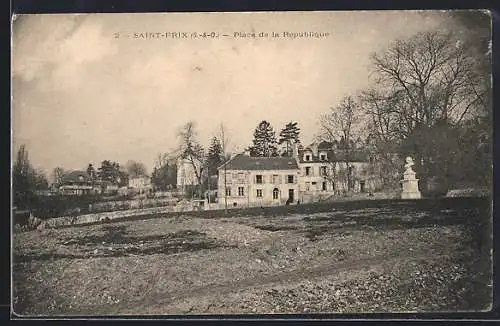 AK Saint-Prix, Vue du Place de la République avec bâtiments et statue