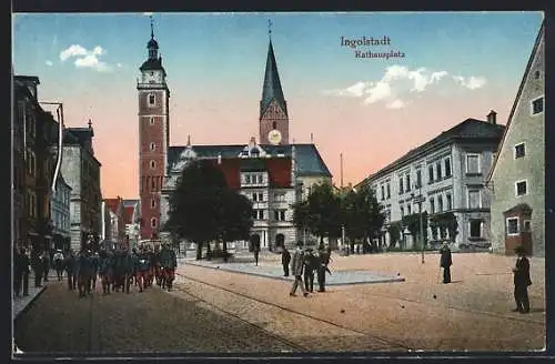AK Ingolstadt, Strasse am Rathausplatz mit Passanten
