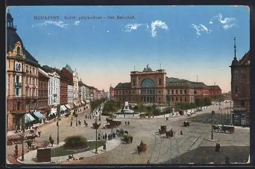 AK Budapest, Ost-Bahnhof vom Vorplatz aus gesehen, Pferdekutschen, Geschäfte und Passanten
