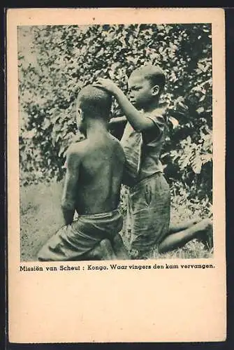 AK Kongo, 2 Knaben beim Läusesuchen