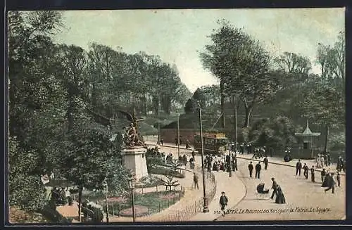 AK Brest, Le Monument des Morts pour la Patrie, Le Square mit Strassenbahn