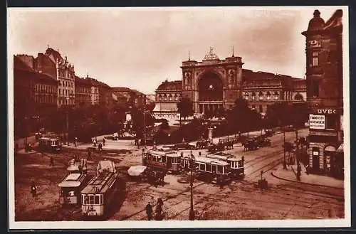 AK Budapest, Ost-Bahnhof mit Strassenbahnen und Passanten