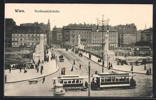 AK Wien, Ferdinandsbrücke mit Strassenbahnen und Passanten
