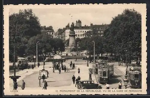 AK Lyon, Place Carnot et Monument de la Republique, Strassenbahn