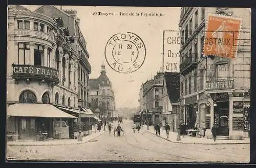 AK Troyes, Rue de la Republique, Strassenbahn