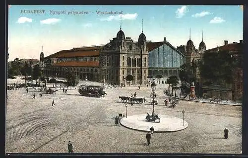 AK Budapest, Westbahnhof Äusseres mit Passanten und Strassenbahn davor
