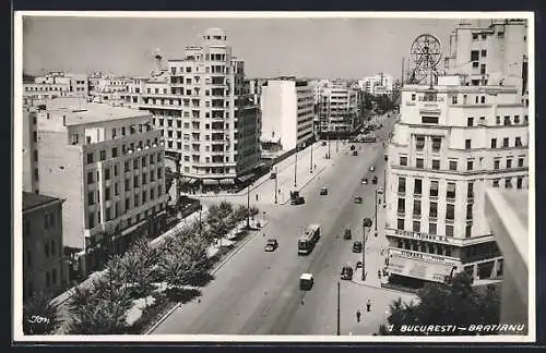 Foto-AK Bukarest, Strassenansicht mit Strassenbahn von oben gesehen