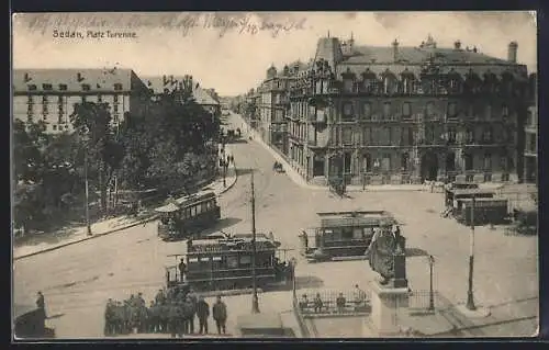 AK Sedan, Strassenbahn auf dem Platz Turenne, Leute, Denkmal
