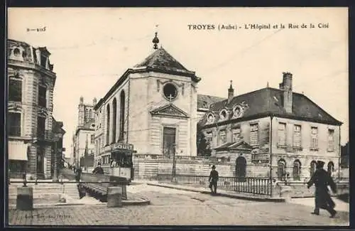 AK Troyes /Aube, L`Hopital et la Rue de la Cité, Strassenbahn