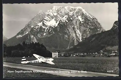 AK Aigen im Ennstale, Alpen-Segelflugschule, Segelflieger neben der Landebahn