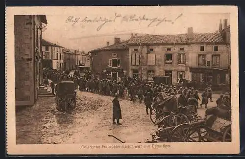 AK Damvillers, Gefangene Franzosen marschieren aus dem Ort