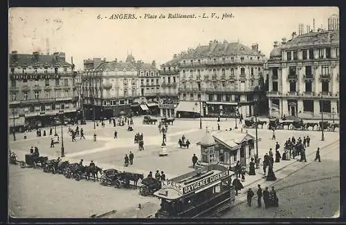 AK Angers, Strassenbahn passiert den Place du Ralliement