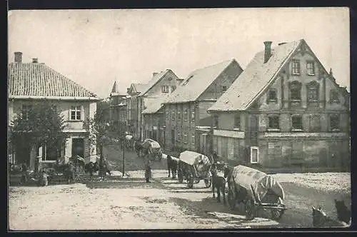 AK Mitau, Rotes Kreuz, Pferdegespanne des dt. Heeres fahren durch den Ort