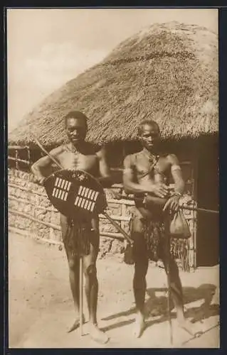 Foto-AK Afrikanische Krieger mit Schild und Waffen