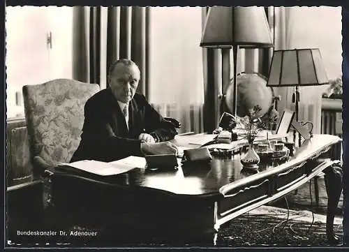 AK Alt-Bundeskanzler Dr. Konrad Adenauer in seinem Büro