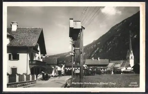 AK Mayrhofen /Zillertal, Strassenpartie mit Flurkreuz