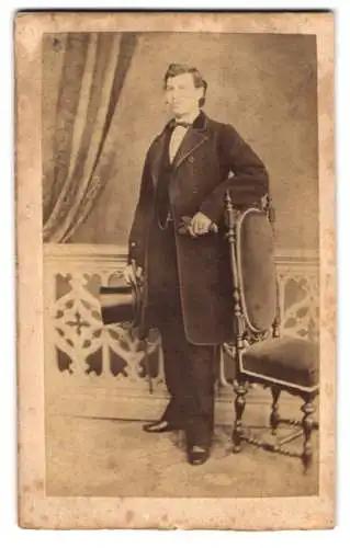 Fotografie unbekannter Fotograf und Ort, Eleganter Herr in klassischer Pose