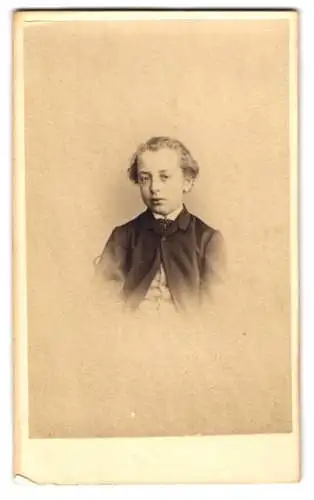 Fotografie Walter W. Reeves, Greenwich, South St., Porträt eines Jungen im Anzug