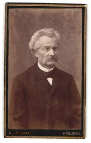 Fotografie K. Gundermann, Würzburg, Bahnhofstr. 3, Porträt eines älteren Herrn mit Brille