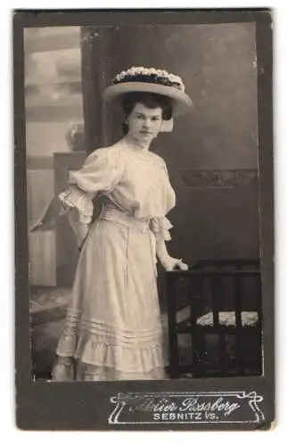 Fotografie Atelier Rossberg, Sebnitz i. S., Elegante Dame in hellem Kleid und Hut