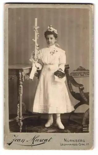 Fotografie Jean Muscat, Nürnberg, Leonhardsstrasse 1, Mädchen mit Kerze und Buch