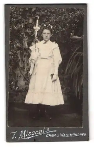 Fotografie T. Missoni, Cham, Mädchen im Kommunionskleid mit Kerze