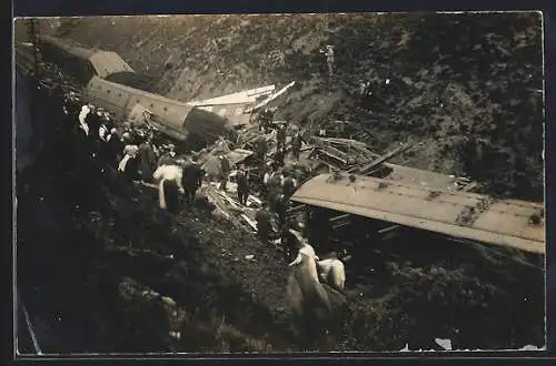 Foto-AK Hebden Bridge, Eisenbahnkatastrophe, Aufräumarbeiten an zerstörtem Zug