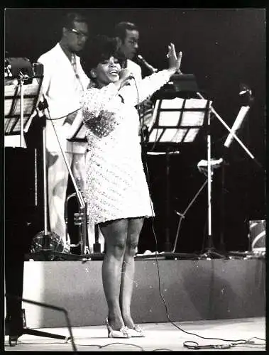 Fotografie brasilianische Samba Ikone Elza Soares im Pailettenkleid bei einem Konzert, Grossformat 21 x 27cm