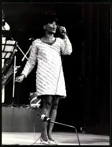 Fotografie Elza Soares, brasilianische Samba Sängerin und Ikone bei einem Livekonzert, Grossformat 21 x 27cm