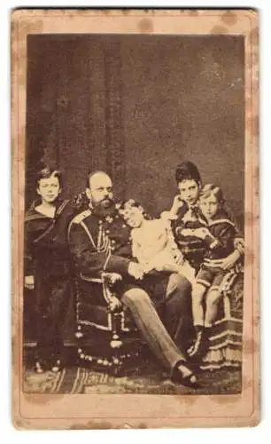 Fotografie Zar Alexander III. v. Russland mit Zarin Maria Fjodorowna und Kindern Nikolaus, Georg und Xenija, 1885