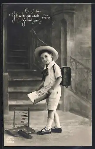 Foto-AK R & K / L Nr. 6221/5: Zum ersten Schulgang, Knabe mit Schulranzen, Kreidetafel und Rechenschieber