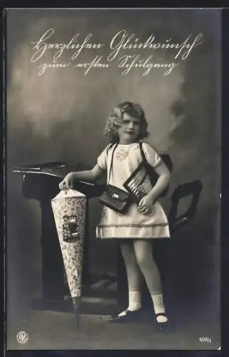 Foto-AK NPG Nr. 406 /1: Neue Photographische Gesellschaft: Kleines Mädchen mit Schultüte, Glückwunsch zur Einschulung