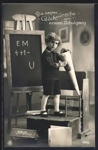 Foto-AK NPG Nr. 7939 /2: ABC-Schütze mit Zuckertüte an der Tafel