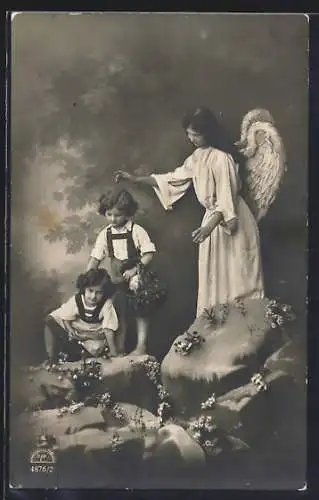 AK Engel beschützt Kinderpaar auf Felsgestein