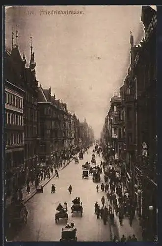 AK Berlin, Friedrichstrasse mit Fuhrwerken, Autos und Passanten aus der Vogelschau