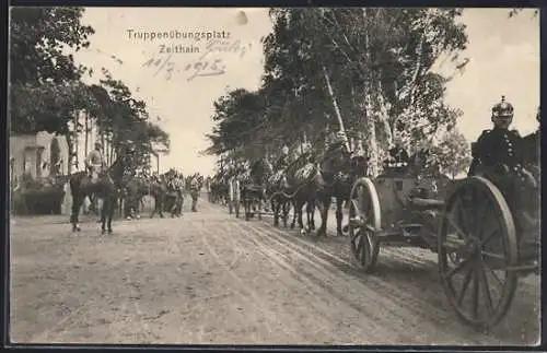 AK Zeithain, Truppenübungsplatz, Strassenpartie mit militärischer Wagenkolonne u. Reiter