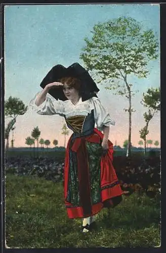 AK Elsass, Frau in elsässer Tracht auf einem Feld