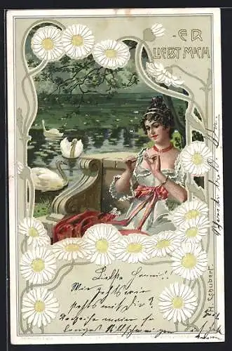 Künstler-AK H. Schubert: Er liebt mich, schöne Frau mit Margerithenblume an einem Teich, Schwäne