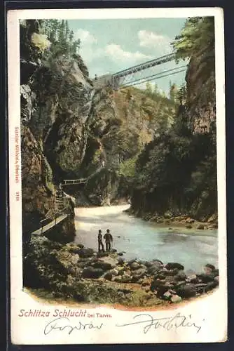 AK Tarvis, Schlitzaschlucht, Wanderer blicken auf die Eisenbahnbrücke
