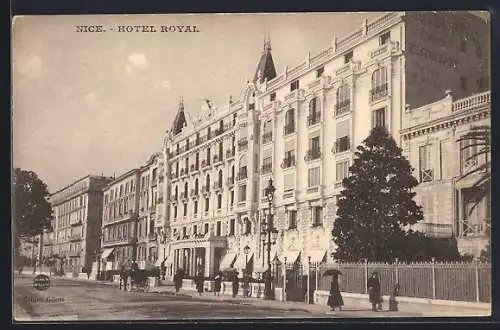 AK Nice, Hôtel Royal avec passants sur le boulevard