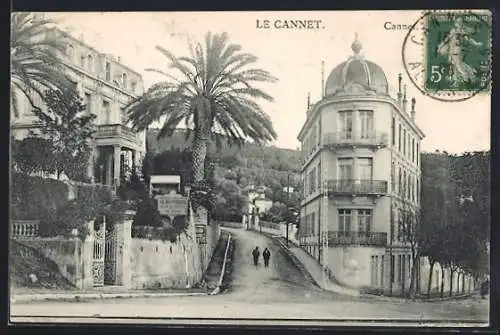 AK Le Cannet, Vue de la rue bordée de palmiers et de bâtiments élégants