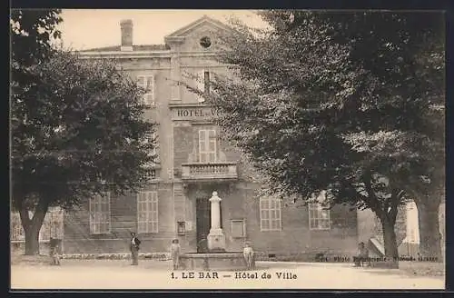 AK Le Bar, Hôtel de Ville et sa facade imposante