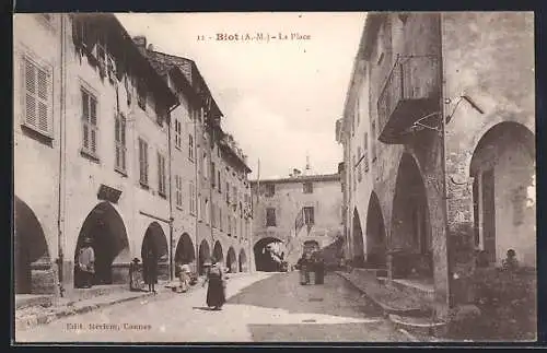 AK Biot, La Place avec arcades et passants