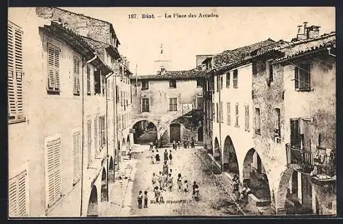 AK Biot, La Place des Arcades